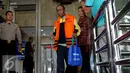 Mantan Direktur Pengelola Informasi Administrasi Kependudukan Direktorat Jenderal Kependudukan dan Catatan Sipil Kementerian Dalam Negeri (Ditjen Dukcapil Kemendagri) Sugiharto keluar dari Gedung KPK, Jakarta, Jum'at (21/10). (Liputan6.com/Helmi Afandi)