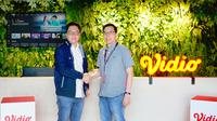 Dari kiri ke kanan. Vedy Eriyanto, selaku President Director PT. Aplikasi Platform Nomaden,
bersama Hermawan Sutanto selaku Chief Operating Officer Vidio, berjabat tangan untuk secara simbolis
meresmikan kerjasama Vidio dengan NomadenTV. (Dok. Vidio)