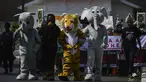 Sejumlah pelajar memakai kostum satwa Indonesia saat melakukan aksi di peringatan Hari Bumi Sedunia di Banda Aceh (22/4). Dalam aksinya para pelajar tersebut membuat karya-karya berupa gambar satwa Indonesia, seperti, orangutan, gajah dan harimau. (AFP Photo/Chaideer Mahyuddin)