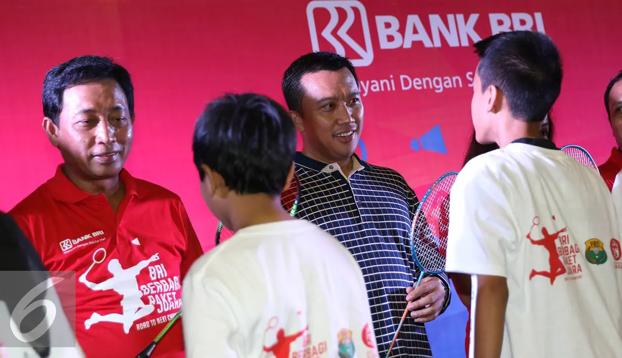 Menpora Imam Nahrawi didampingi Direktur Konsumer BRI Sis Apik Wijayanto menyerahkan raket secara simbolik kepada peserta dalam acara bertajuk BRI Berbagi Raket Juara Road to The Mext Champions di Jakarta, Sabtu (1/10). (Liputan6.com/Immanuel Antonius)