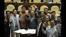Mendagri Tjahjo Kumolo, Menkumham Yasonna Laoly bersama anggota Komisi II DPR RI melakukan salam komando usai penandatangan Perppu Pilkada, Jakarta, Senin (19/1/2015). (Liputan6.com/Andrian M Tunay)