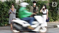 Pejalan kaki menanti waktu menyebrang di Jalan Jenderal Sudirman, Jakarta, Minggu (21/11/2021). Untuk mencegah lonjakan kasus Covid-19, pemerintah akan menerapkan kebijakan PPKM Level 3 untuk seluruh wilayah Indonesia selama masa libur Natal 2021 dan Tahun Baru 2022.(Liputan6.com/Helmi Fithriansyah)