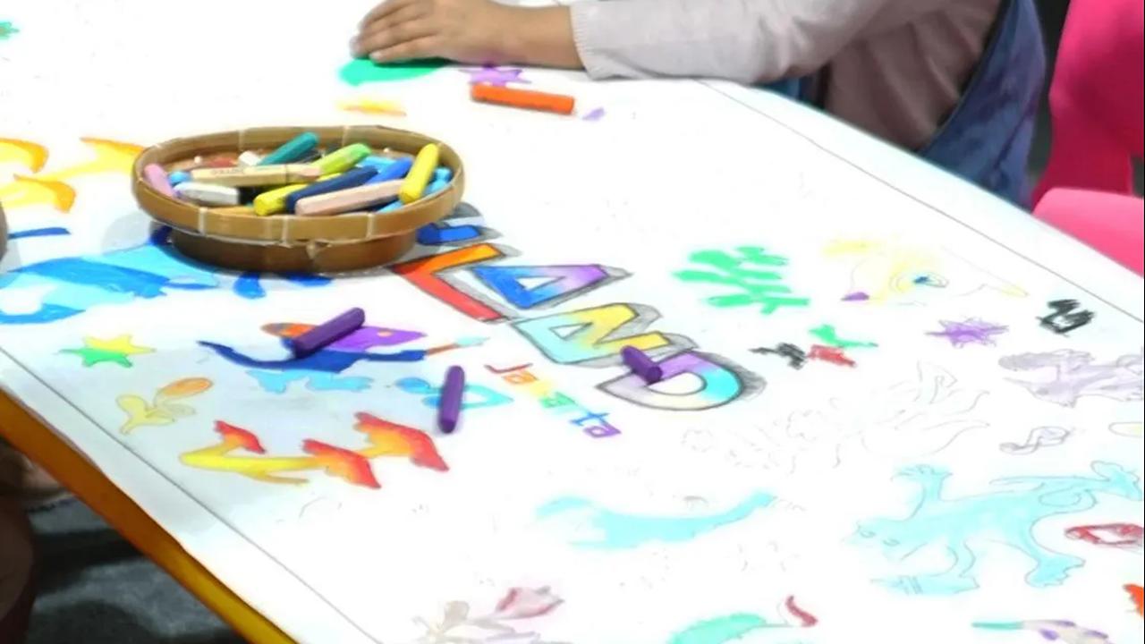Seorang anak tampak antusias mengikuti kegiatan menggambar dan mewarnai yang tersedia di Joyland Festival 2023.<br>