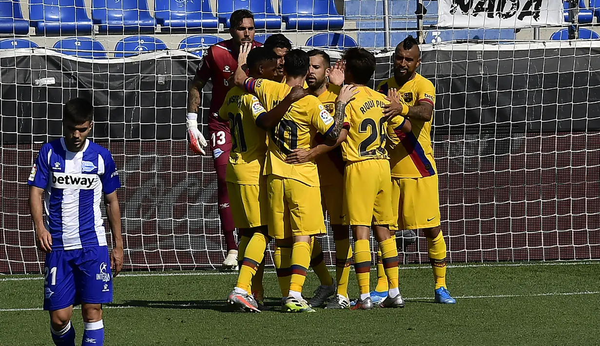 Para pemain Barcelona merayakan gol dari rekan setim mereka Luis Suarez ke gawang Alaves pada pertandingan La Liga di Stadion Mendizorroza, Vitoria, Spanyol, Minggu (19/7/2020). Barcelona menang 5-0. (AP Photo/Alvaro Barrientos)