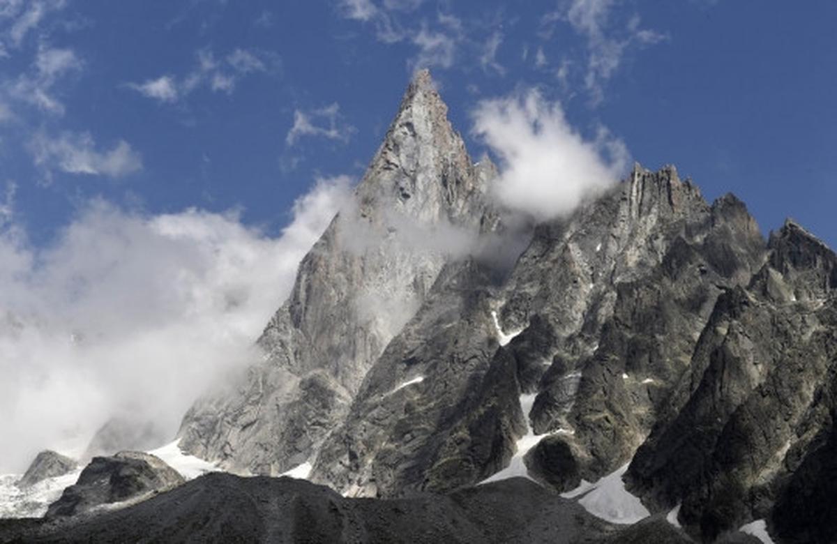 Menelusuri gua es La Grotte de glace di lereng Mont Blanc