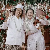 Rafi Fenderico atau lebih dikenal dengan sebutan Rafi D'Academy 4 resmi mempersunting Siti Nurfitriah. Potret kebahagiaan pasangan yang menikah pada Jumat (23/2) itu terlihat di akun instagram SF_photography. (Instagram/SF_photography)