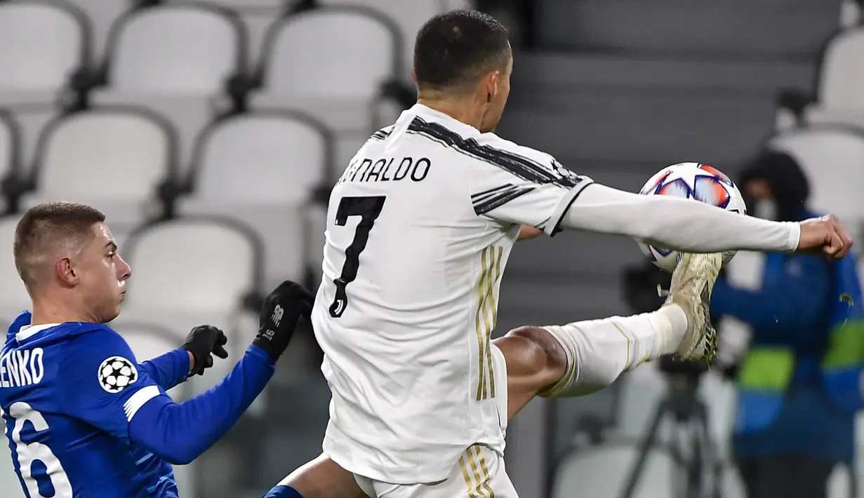 Bek Dynamo Kiev, Tudor Baluța berebut bola dengan penyerang Juventus, Cristiano Ronaldo melompat saat berebut bola pada matchday kelima Grup G Liga Champions di Allianz Stadium, Kamis (3/12/2020) dinihari WIB. Juventus meraih kemenangan 3-0 atas tamunya Dynamo Kyiv. (Marco Alpozzi/LaPresse via AP)