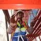 Wagub DKI Jakarta, Sandiaga Uno meninjau proyek MRT di Jakarta, Jumat (20/10). Pembangunan MRT fase 1 (Lebak Bulus-Bundaran HI) ditargetkan pada akhir 2017 mencapai 90 persen. (Liputan6.com/Immanuel Antonius)