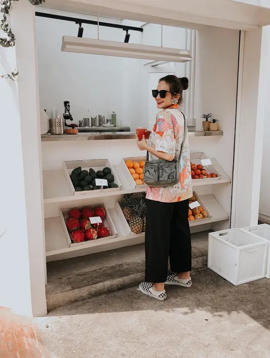 Wanita kelahiran Agustus ini juga dikenal memiliki penampilan kekinian. Kali ini Enzy tampil kasual dengan kemeja dan celana oversize. Kacamata yang ia gunakan, membuat penampilannya semakin modis. (Liputan6.com/IG/@enzystoria)