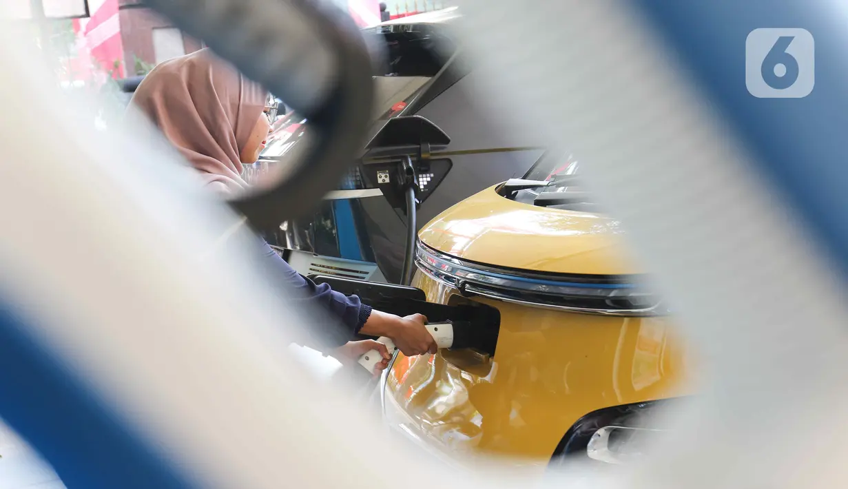 Jika dibandingkan dengan penjualan mobil listrik secara nasional, saat ini baru ada 5.849 unit, menurut data dari Gabungan Industri Kendaraan Bermotor Indonesia (Gaikindo). (Liputan6.com/Herman Zakharia)