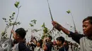 Siswa siswi mengangkat bibit mangrove untuk di tanam di Pesisir Pantai Muara Karang, Jakarta, Kamis (29/10). 5.000 bibit baru ditanam untuk memperkuat ekosistem yang telah dibangun dan memperbesar manfaat terhadap masyarakat. (Liputan6.com/Faizal Fanani)