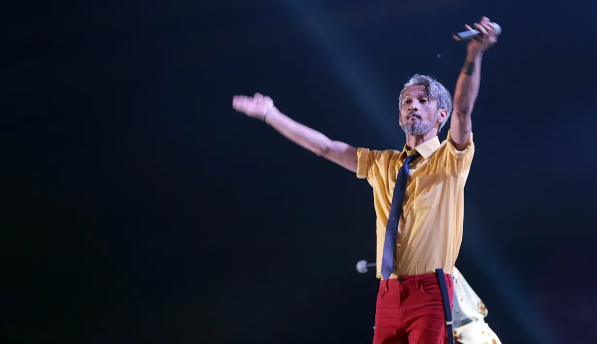 Sejak awal dibuka, Rieka (Lead Vocal) Reza (Lead Vokal), Arie Firman (Bass), Ari (Guitar), Tanto (Keyboard Synth), Ali (Piano), Rejos (Perkusi), Detta (Drum) langsung menghentakkan irama musik yang membuat penonton berdendang. (Deki Prayoga/Bintang.com)