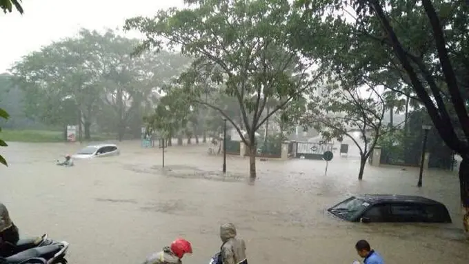 Banjir Surabaya! Netizen Geleng-geleng Kepala Lihat 3 Foto Ini