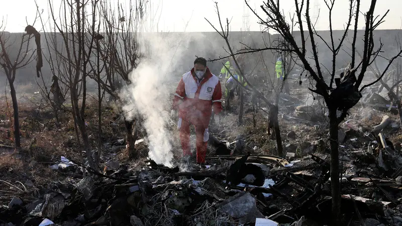 Pencarian Korban Pesawat Ukraina yang Jatuh di Iran