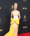Tampilan Anya Taylor-Joy menyegarkan karpet merah dengan gaun kuning dari rumah mode ternama Dior Haute Couture. (Foto: Dior)