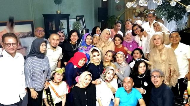 Raffi Ahmad Kirim Kado Untuk Mama, Ini 7 Momen Ulang Tahun Amy Qanita ke-55