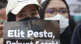 Seorang mahasiswi peserta aksi memegang poster sambil menangis haru saat menyuarakan aspirasi dalam demonstrasi di kawasan Bundaran Hotel Indonesia (HI), Jakarta, Rabu (28/10/2026). (KLY/Budy Santoso)