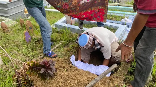 Ayah Ini Tak Bisa Kuburkan Bayinya yang Baru Meninggal, Alasannya Bikin Sedih