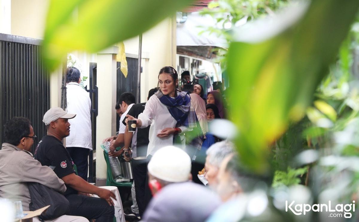 Bagikan Kopi Pada Awak Media