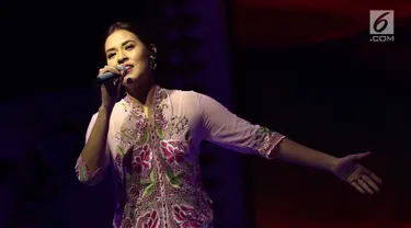 Penampilan penyanyi Raisa saat ajang pemilihan Abang None Jakarta 2017 di kawasan Letjen S. Parman, Jakarta, Jumat (15/07). Acara ini merupakan sebuah momen di mana para finalis menunjukkan bakat yang mereka miliki. (Liputan6.com/Herman Zakharia)