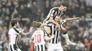 Pemain Newcastle United, Dan Burn, melakukan selebrasi setelah mencetak gol ke gawang Paris Saint-Germain pada matchday 2 Grup F Liga Champions 2023/2024 di St James Park, Kamis (5/10/2023). (AP Photo/Scott Heppell)
