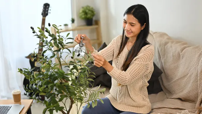 wanita juli mengisi kedamaian