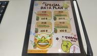 Daftar harga salah satu kartu seluler di Thailand. (Bagaskara Lazuardi/Bola.com)