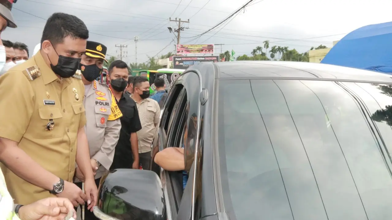 Cegah Warga Medan Tertular Covid-19, Bobby Nasution Tinjau Langsung Penyekatan Batas Kota