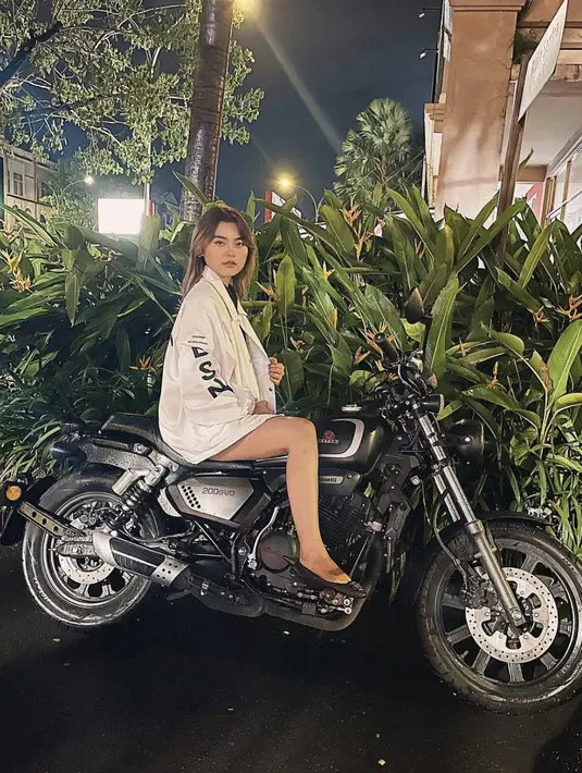 Sesekali Yensen Indriani juga tampil boyish dengan kemeja oversized. [Foto: Instagram/ Yensen Indriani]