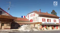 Anda bisa memilih tidur dan sarapan di dua negara berbeda. Hotel satu ini berada tepat di perbatasan Prancis dan Swiss di desa La Cure.
