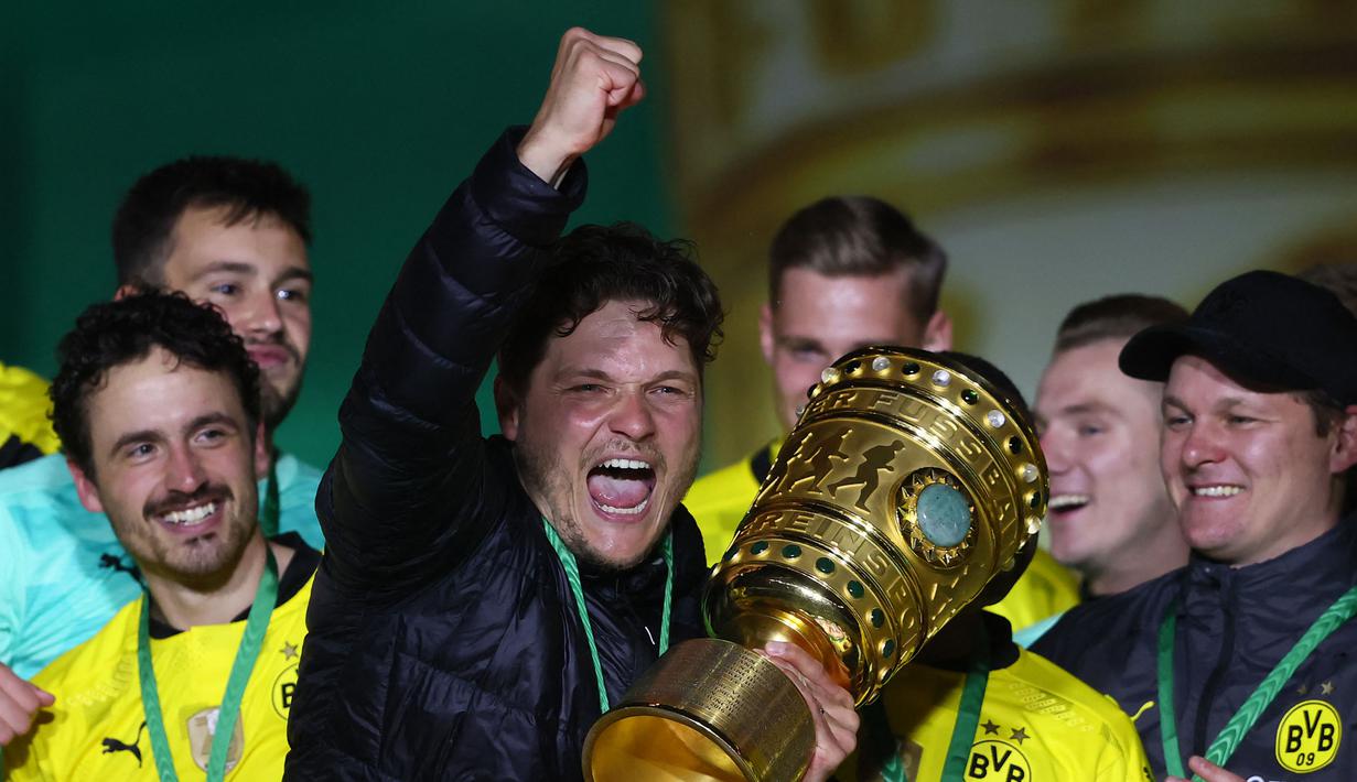 Edin Terzic. Asisten pelatih Borussia Dortmund ini naik pangkat menjadi pelatih utama setelah menggantikan Lucien Favre yang dipecat pada Desember 2020. Pada 13 Mei 2021, Edin Terzic mempersembahkan trofi DFB Pokal usai menang 4-1 atas RB Leipzig di partai final. (AFP/Martin Rose/Pool)