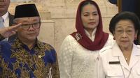 Megawati Soekarnoputri (sebelah kanan) turut hadir dalam momen pengukuhan Paskibraka Nasional 2025 di Istana Negara, Jakarta, Sabtu (16/8/2025) sebagai Ketua Dewan Pembina Badan Pembinaan Ideologi Pancasila (BPIP). (Foto: Liputan6.com/Nanda Perdana Putra).