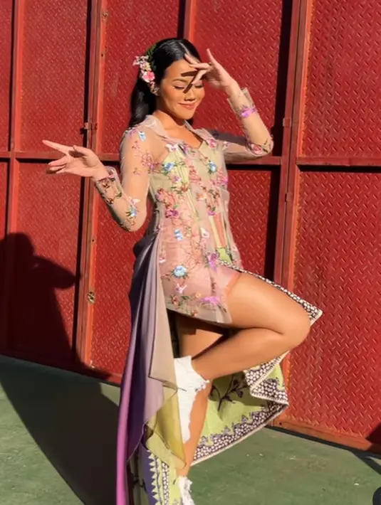 Menutup penampilan uniknya, Yura Yunita kenakan sneakers putih [@yurayunita]