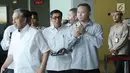 Menteri Hukum dan HAM Yasonna H Laoly (tengah) sesaat jelang meninggalkan gedung KPK usai diperiksa, Jakarta, Rabu (10/1). Yasonna diperiksa sebagai saksi untuk tersangka ASS dalam penyidikan dugaan korupsi proyek e-KTP. (Liputan6.com/Helmi Fithriansyah)