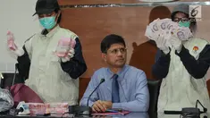 FotoWakil Ketua KPK Laode M Syarif dan penyidik menunjukkan barang bukti hasil OTT di Gedung KPK, Jakarta, Senin (15/10/2018). KPK menetapkan 9 orang tersangka terkait kasus perizinan proyek pembanguan Meikarta di Kabupaten Bekasi. (Merdeka.com/Dwi Narwok