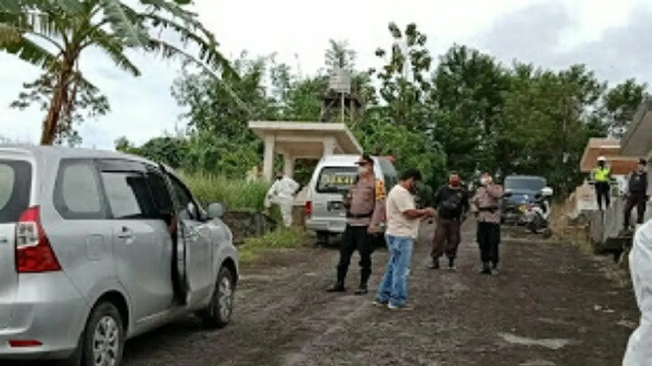 Aparat Kepolisian memastikan bahwa proses pemakaman ini berjalan lancar, tanpa ada insiden ataupun gangguan dari pihak lain.