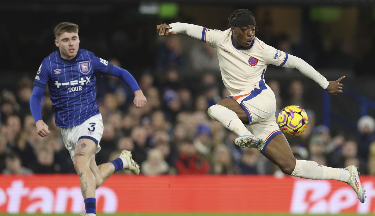 Pemain Chelsea, Noni Madueke (kanan) mengontrol bola untuk melewati pemain Ipswich Town, Leif Davis pada laga lanjutan Liga Inggris 2024/2025 yang berlangsung di Portman Road, Ipswich, Inggris, Selasa (31/12/2024) dini hari WIB. (AP Photo/Richard Pelham)