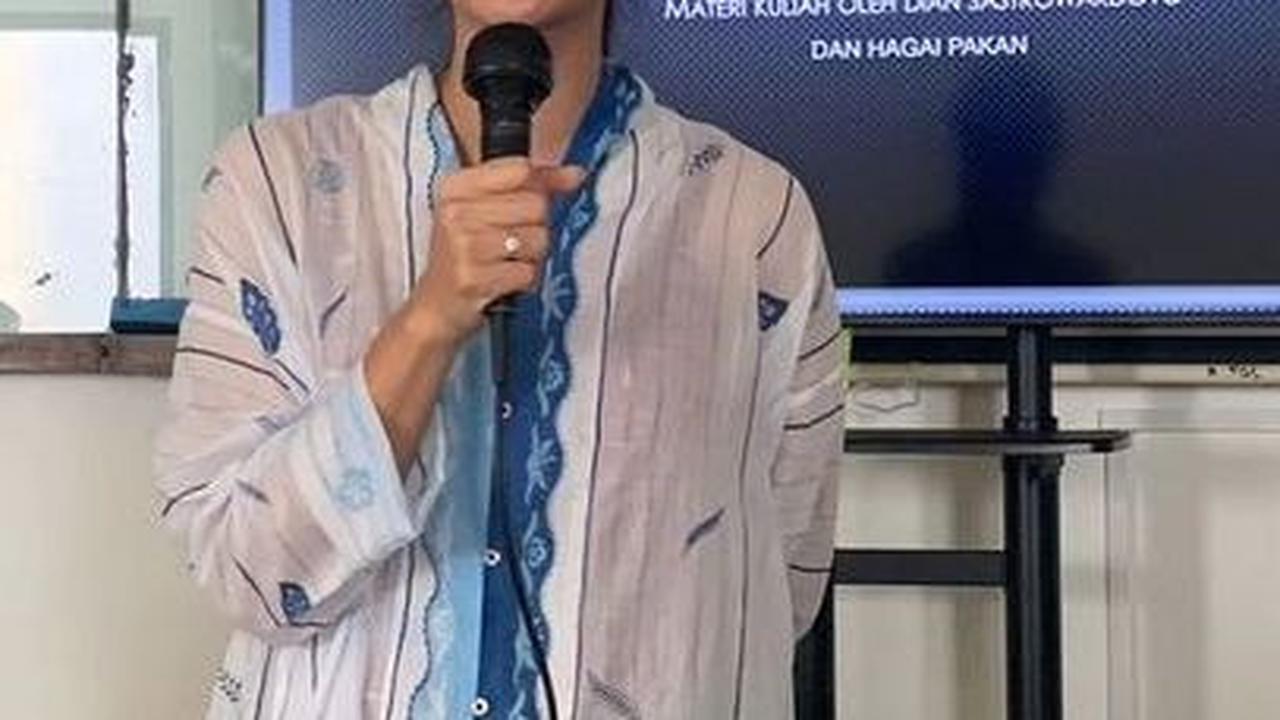 Dian Sastro juga merupakan seorang dosen.
