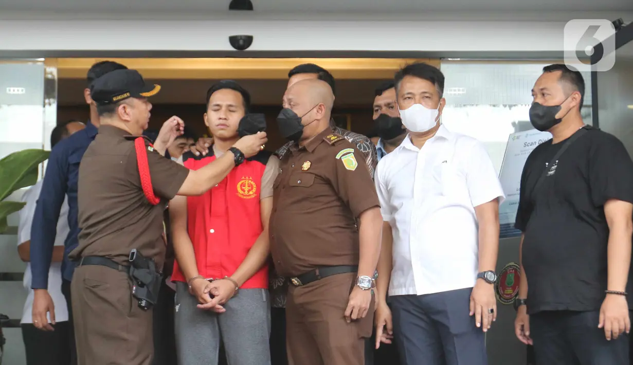 Salah satu ersangka kasus pembunuhan berencana Brigadir J, Richard Eliezer ditunjukkan petugas saat proses pelimpahan berkas perkara tahap dua kasus di Gedung Kejaksaan Agung, Jakarta, Rabu (5/10/2022). Penyidik Bareskrim Polri menyerahkan 11 tersangka dan barang bukti kepada Kejaksaan Agung dalam pelimpahan tahap dua terkait kasus pembunuhan berencana Brigadir J dan obstruction of justice yang salah satunya menjerat mantan Kadiv Propam Ferdy Sambo. (Liputan6.com/Herman Zakharia)