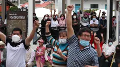 Pendukung menonton siaran langsung upacara pengambilan sumpah Presiden terpilih Pedro Castillo di alun-alun umum di Tacabamba, di provinsi Cajamarca tempat Castillo berasal, Rabu (28/7/2021). Presiden baru Pedro Castillo resmi dilantik menjadi pemimpin Peru di ibu kota Lima (AP Photo/Francisco Vigo)