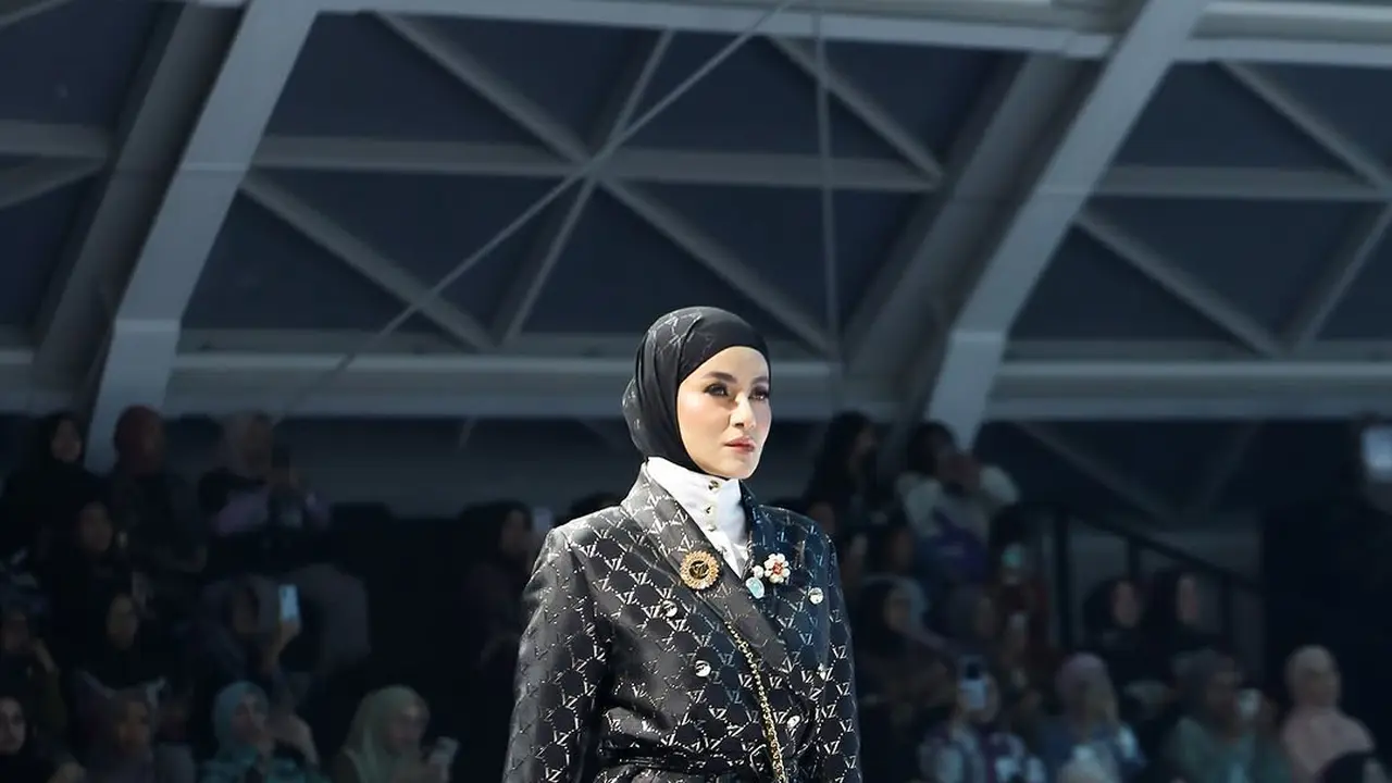 6 Potret Olla Ramlan Tampil Berkelas saat Melenggang sebagai Muse di Fashion Show Vivi Zubedi