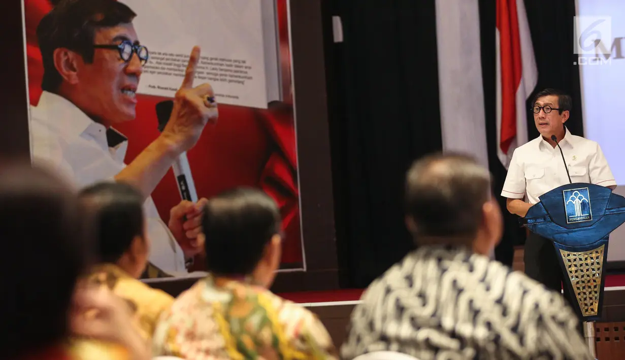 Menkumham Yasonna Hamonangan Laoly saat memberikan arahan dihadapan advokat FAPP di Gedung Kemenkumham, Jakarta, Jumat (21/7). FAPP mendukung penuh langkah pemerintah menerbitkan Perppu No 2 tahun 2017. (Liputan6.com/Faizal Fanani)