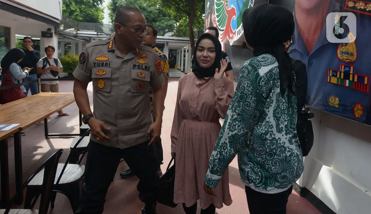 Tersangka kasus penyalahgunaan narkoba Medina Zein (tengah) dan Kabid Humas Polda Metro Jaya Kombes Yusri Yunus (kiri) saat rilis di Polda Metro Jaya, Jakarta, Jumat (3/1/2020). Medina Zein akan menjalani rehabilitasi di Lembaga Pendidikan Polri, Jakarta Selatan. (merdeka.com/Imam Buhori)