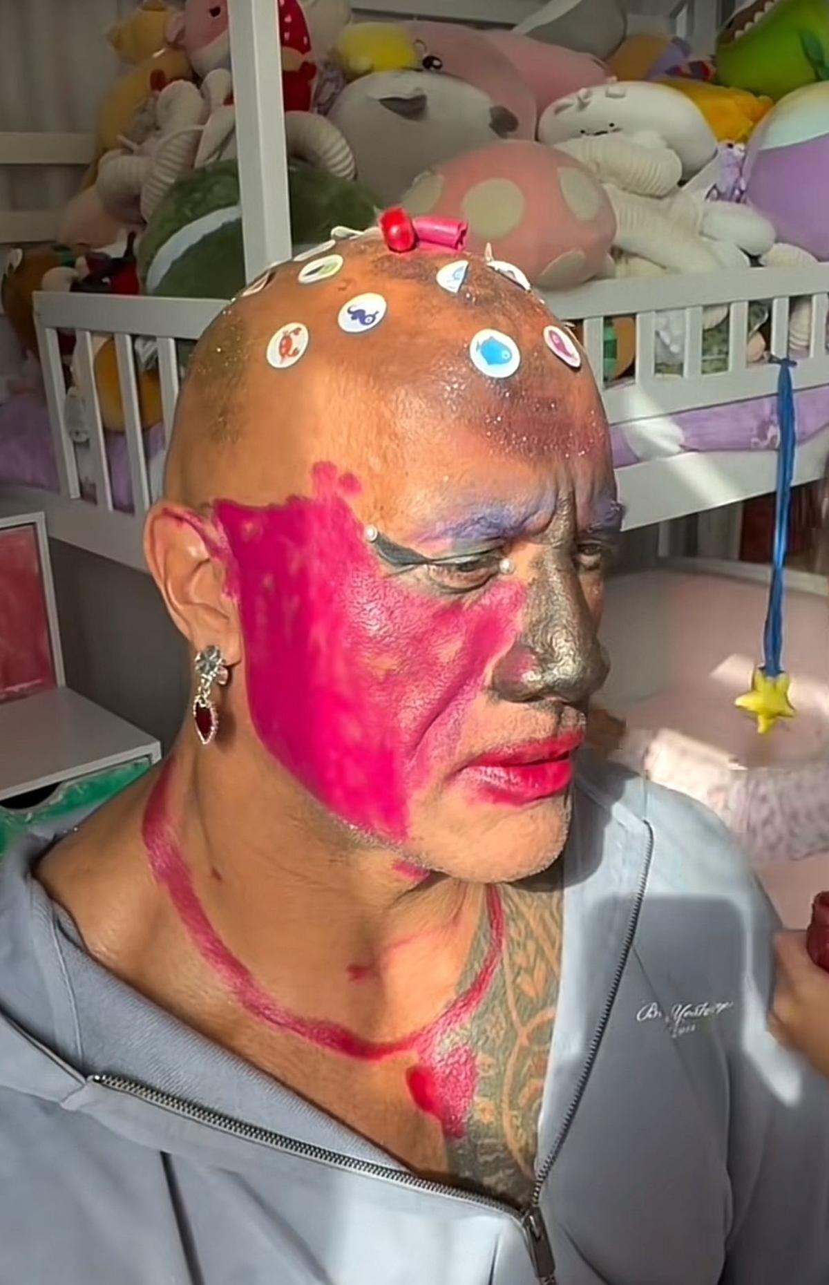 Potret Dwayne Johnson Pasrah Dirias Putrinya Sebelum Gym,  Momen Kecil yang Tak Akan Terulang