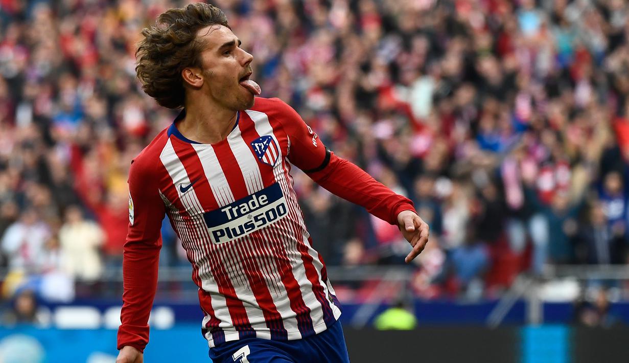 Striker Atletico Madrid, Antoine Griezmann berselebrasi usai mencetak gol ke gawang Real Madrid pada pertandingan lanjutan La Liga Spanyol di stadion Wanda Metropolitano (9/2). Real Madrid menang 3-1 atas Atletico. (AFP Photo/Pierre-Philippe Marcou)