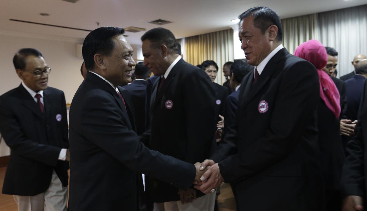 Ketua Pengurus Pusat PBVSI, Imam Sudjarwo, menyalami pengurus pusat PBVSI yang terpilih di Gedung KONI, Jakarta, Kamis (28/2). Imam Sudjarwo terpilih kembali sebagai ketua untuk periode 2018-2022. (Bola.com/Yoppy Renato)