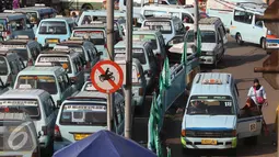 Angkutan umum menunggu penumpang di Terminal Kampung Melayu, Jakarta, Rabu (23/11). Faktor keamanan serta banyaknya angkutan umum tidak layak jalan menjadi pekerjaan rumah bagi calon gubernur DKI Jakarta. (Liputan6.com/Immaniel Antonius)