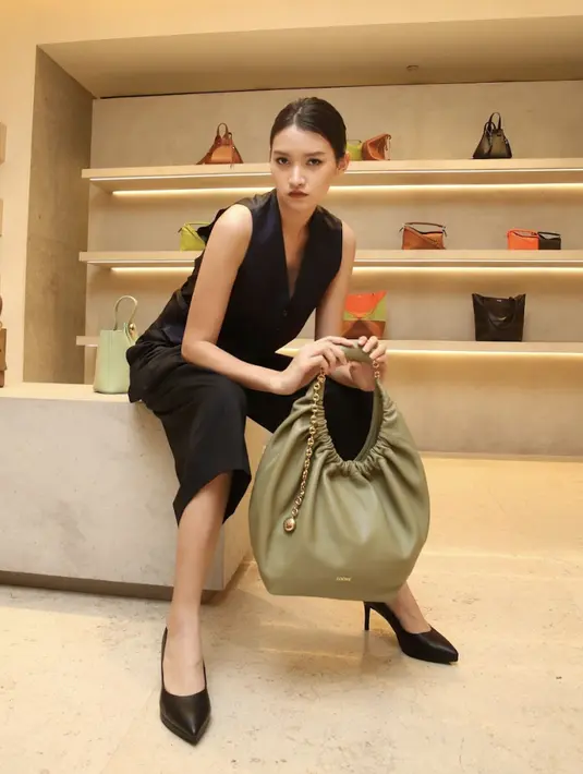 Ready to Wear dan bag dari Loewe, Makeup by Laura Mercier, Hair by Sisley, Model: Clara for Studio47.