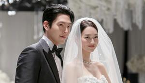 Kim Woo Bin dan Shin Min Ah. (AM Entertainment via Soompi)