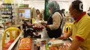 Kasir menghitung berbelanjaan warga untuk kebutuhan bahan pokok akhir tahun di salah satu hypermarket, Jakarta, Sabtu (24/12/2022). Memasuki libur Natal dan Tahun Baru 2023, harga bahan pokok dan kebutuhan lainnya di supermarket masih stabil bahkan terdapat program promo. (merdeka.com/Imam Buhori)